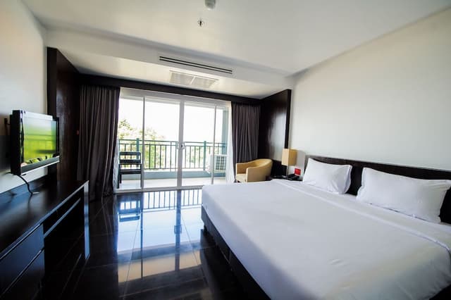 Corner Suite, City View
