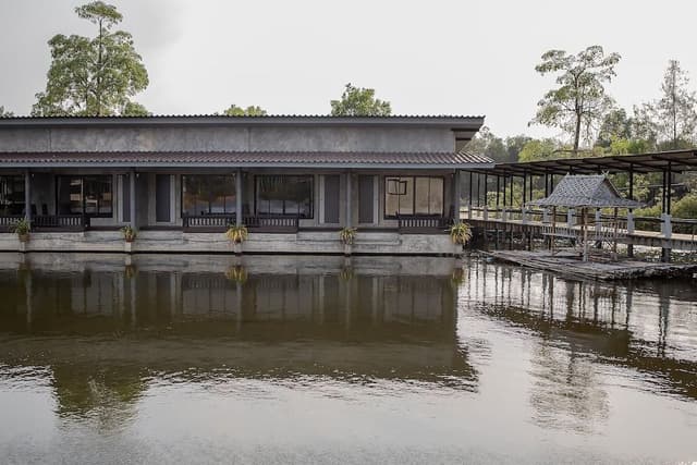 Deluxe Lake Side View