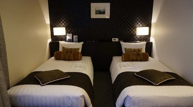 Twin Room, Smoking