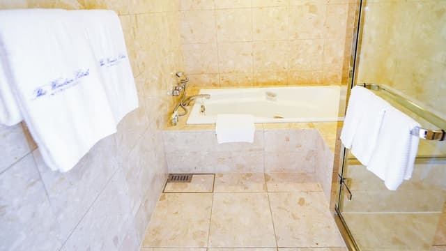 Suite, 2 Twin Beds (Sea Side)