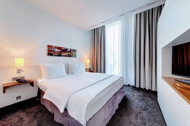 Junior Room, 1 King Bed