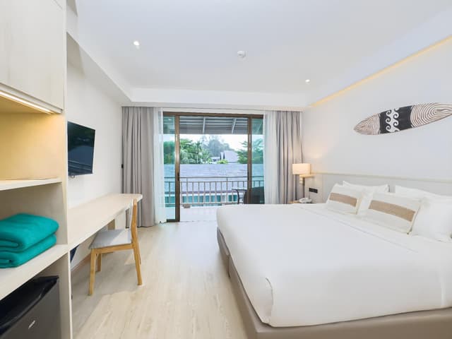 Deluxe Pool View