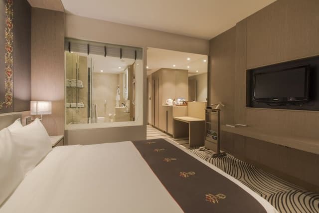 Club Room, 1 King Bed, City View