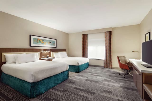 2 QUEEN BEDS
