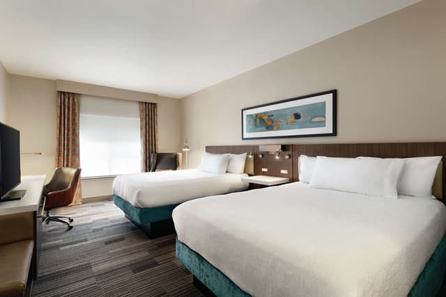 2 QUEEN HEARING ACCESSIBLE ROOM