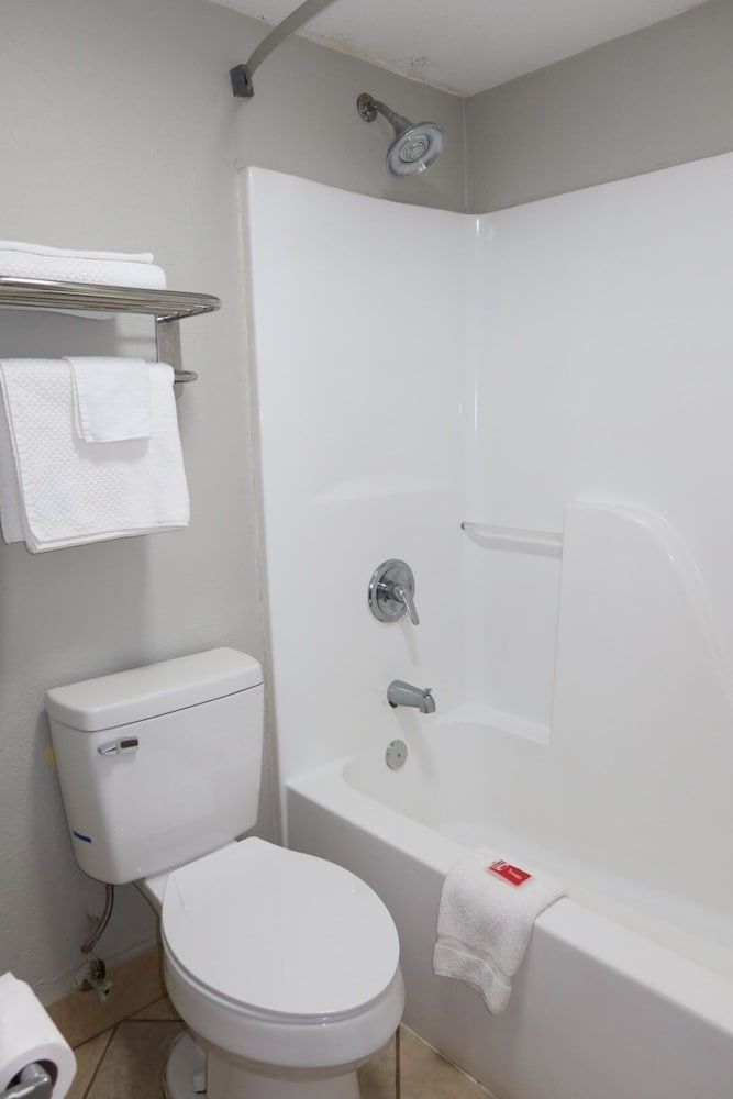 ECONO LODGE INN & SUITES EVERGREEN0
