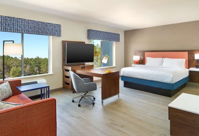 1 KING MICROWV/FRIDGE/WET BAR STUDIO SUITE
