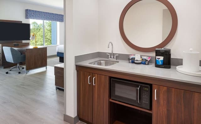 1 KING MICROWV/FRIDGE/WET BAR STUDIO SUITE