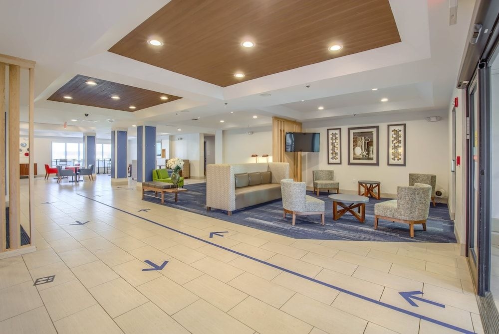 HOLIDAY INN EXPRESS & SUITES G1