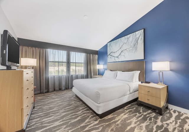 1 KING BED 2 ROOM SUITE-SOFABED-NONSMOKING
