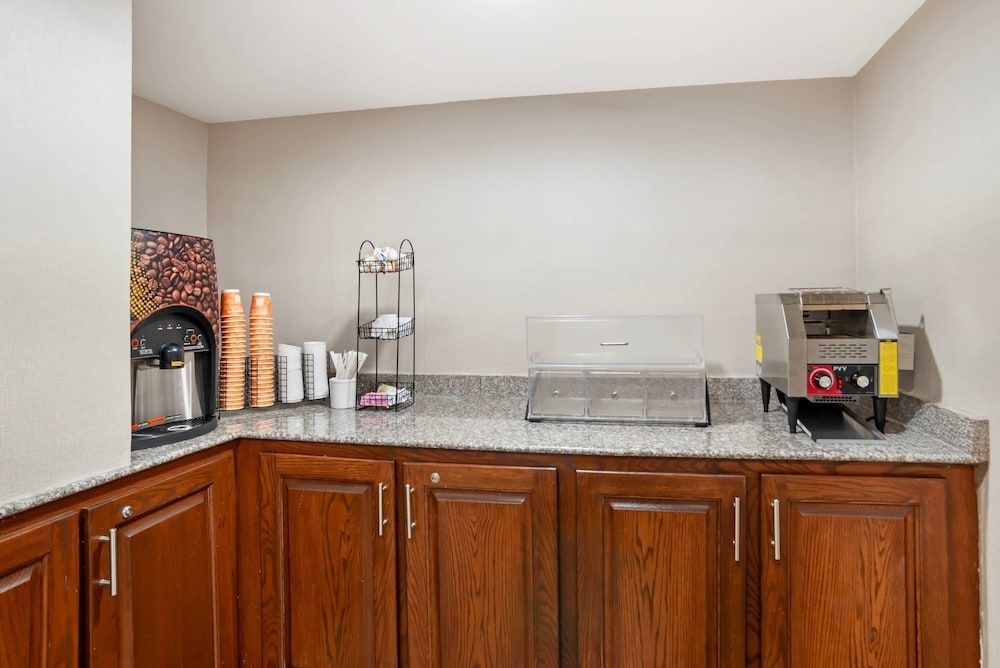 COMFORT INN LIVINGSTON4