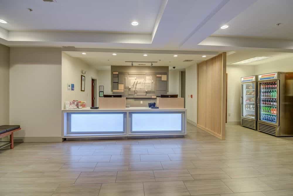 HOLIDAY INN EXPRESS & SUITES F