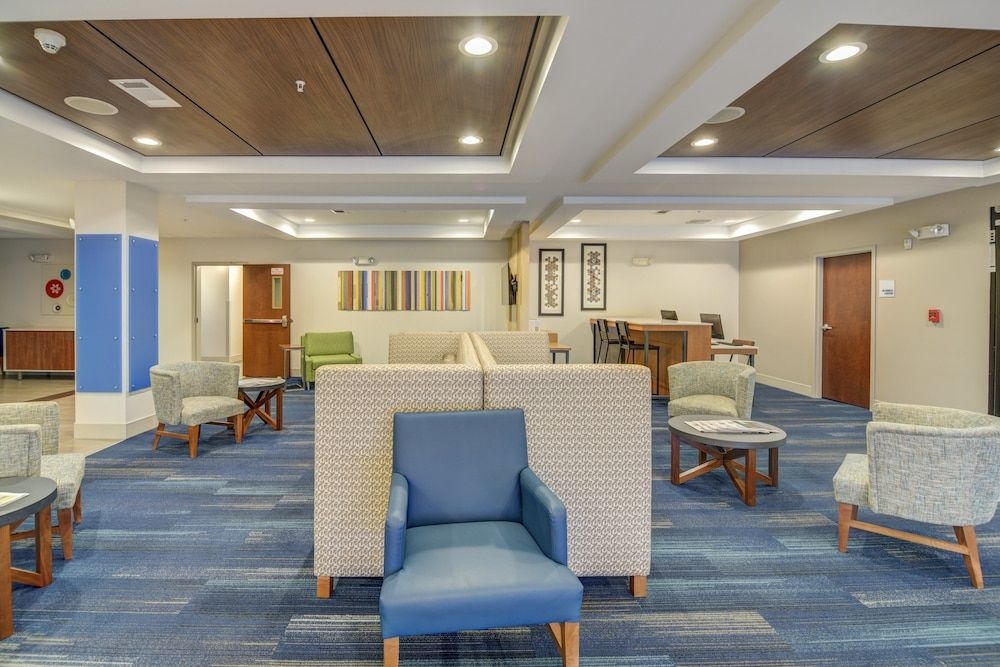 HOLIDAY INN EXPRESS & SUITES F4