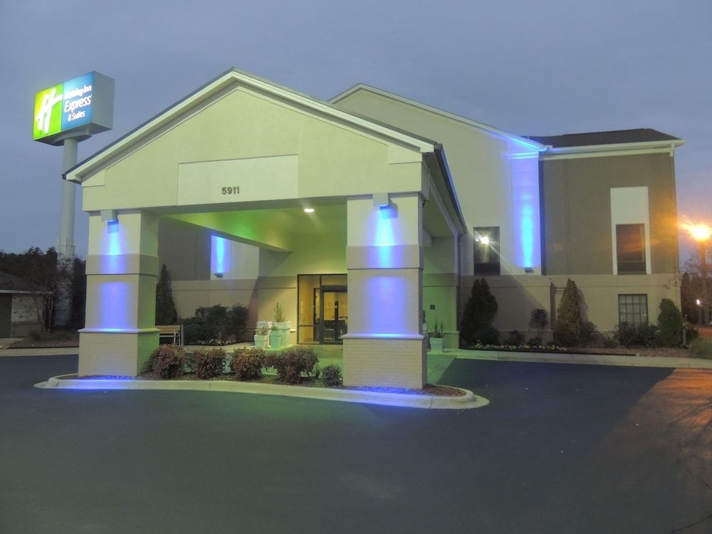 HOLIDAY INN EXPRESS & SUITES B1