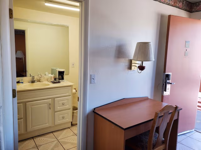Business Suite, 2 Queen Beds, Mountain View
