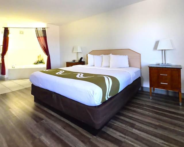 Suite, 1 King Bed with Sofa bed, Non Smoking