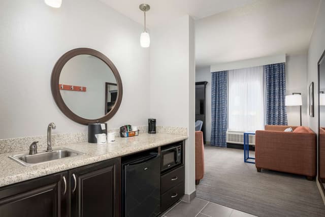 1 KING BED STUDIO SUITE NONSMOKING