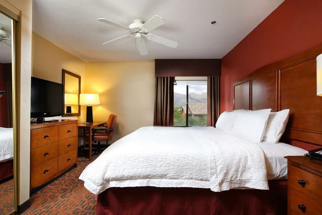 1 KING BED 1BDRM SUITE NONSMOKING