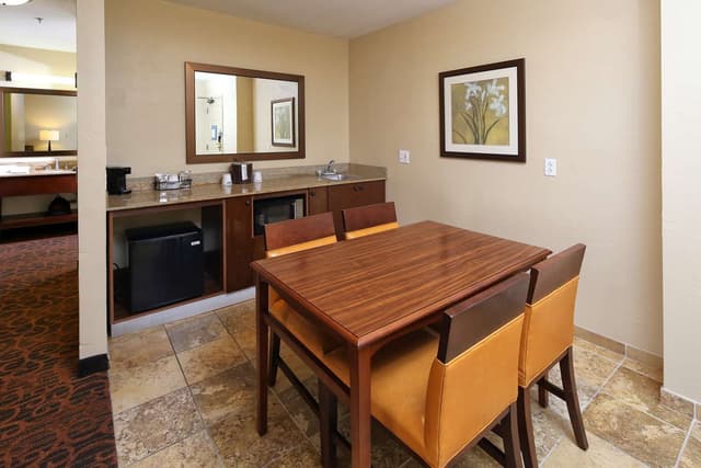 1 KING BED 1BDRM SUITE NONSMOKING