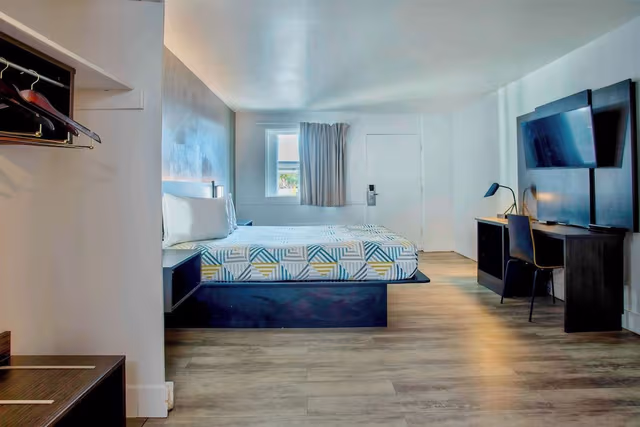 Standard Room, 1 Queen Bed, Non Smoking, Refrigerator & Microwave