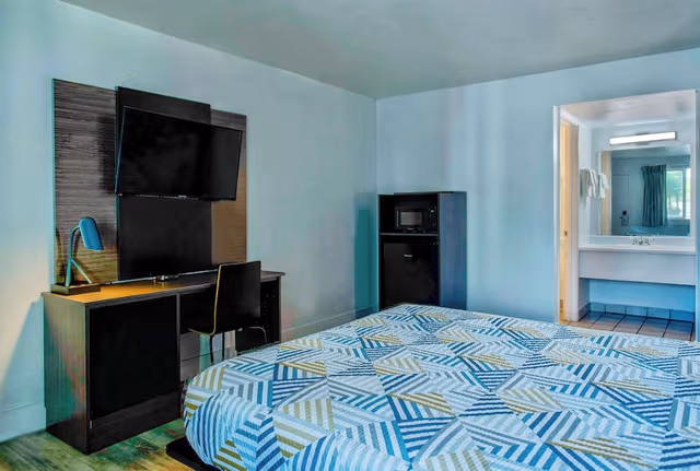 Standard Room, 1 Queen Bed, Non Smoking, Refrigerator & Microwave