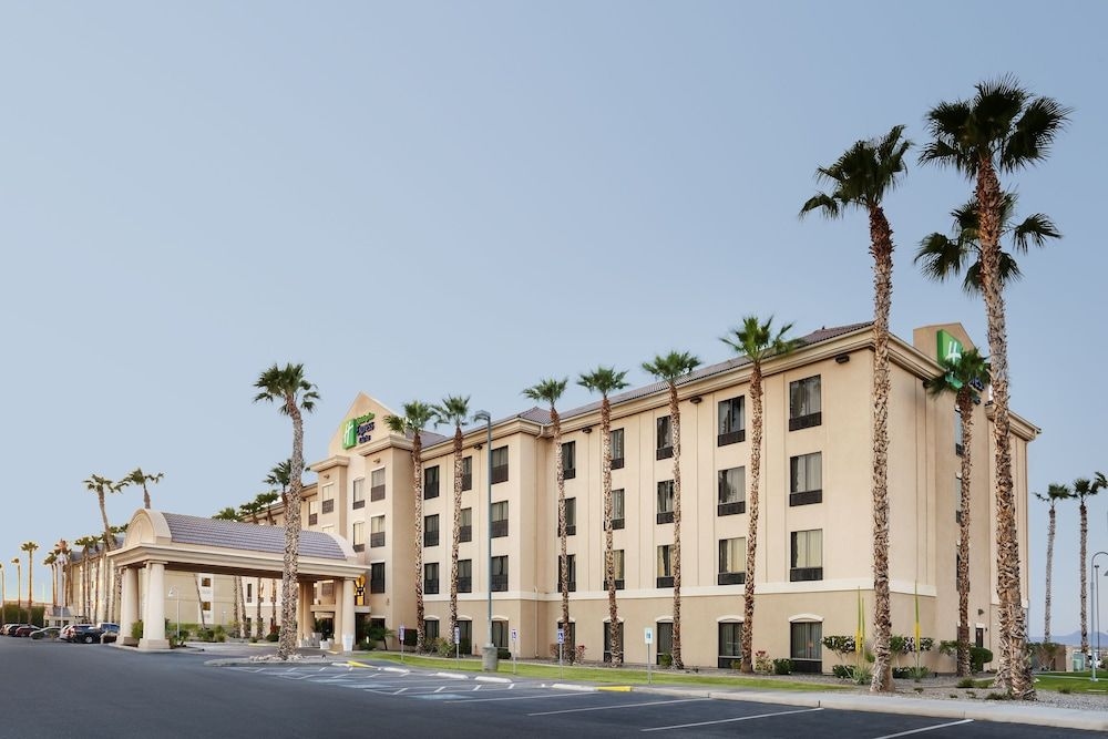 HOLIDAY INN EXPRESS & SUITES Y3