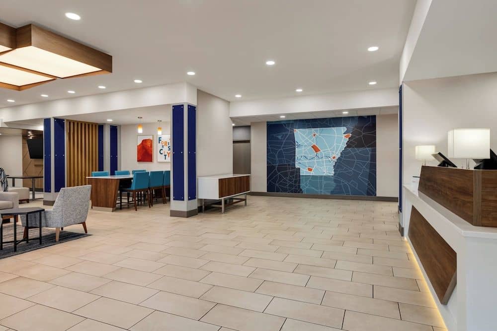 HOLIDAY INN EXPRESS & SUITES F HOLIDAY INN EXPRESS & SUITES F