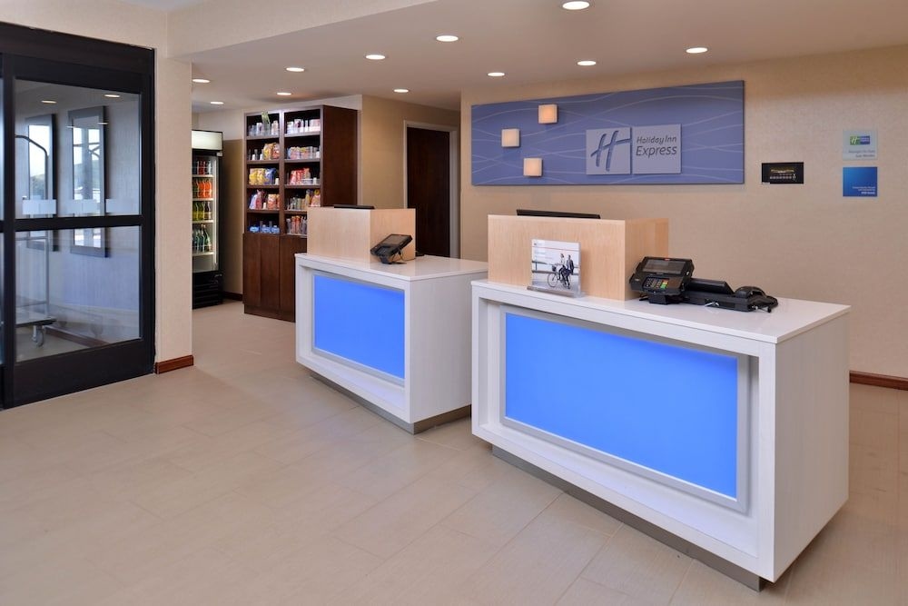 HOLIDAY INN EXPRESS & SUITES L0