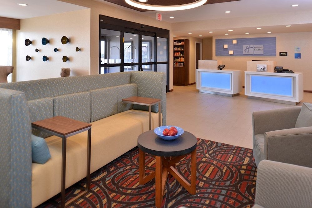 HOLIDAY INN EXPRESS & SUITES L1