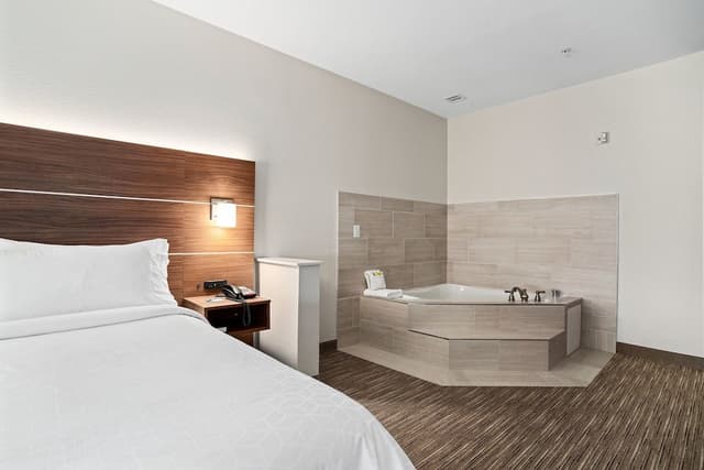 Standard Room, 1 King Bed, Jetted Tub