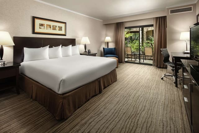 1 KING BED 2 RM JR SUITE - NONSMOKING