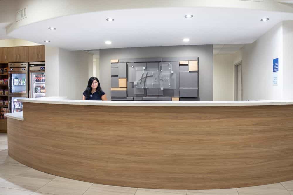 HOLIDAY INN EXPRESS & SUITES C