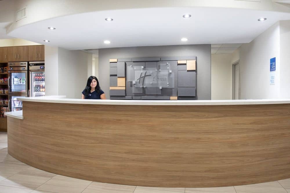 HOLIDAY INN EXPRESS & SUITES C HOLIDAY INN EXPRESS & SUITES C