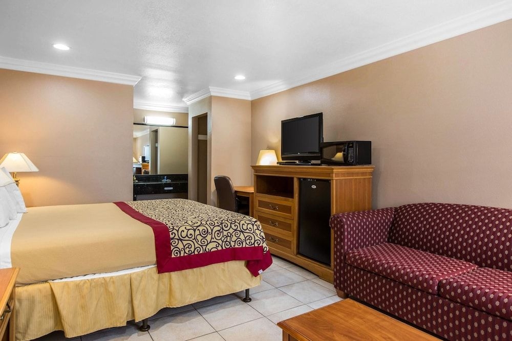 RODEWAY INN CYPRESS3