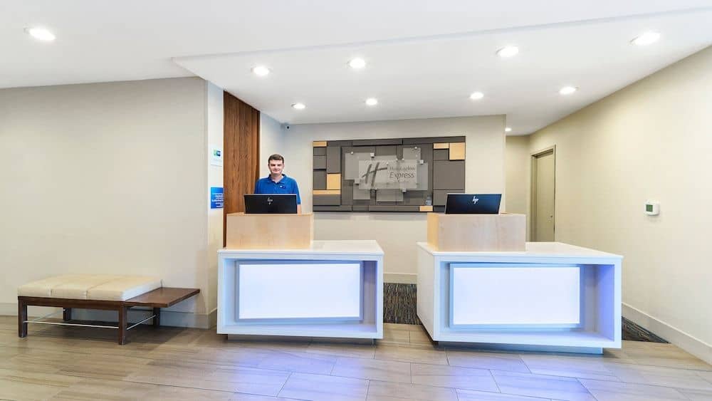 HOLIDAY INN EXPRESS & SUITES D HOLIDAY INN EXPRESS & SUITES D