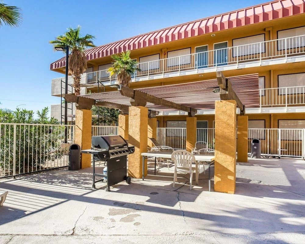 RODEWAY INN & SUITES NEEDLES2