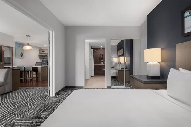 Suite, 1 Queen Bed, Accessible, Bathtub
