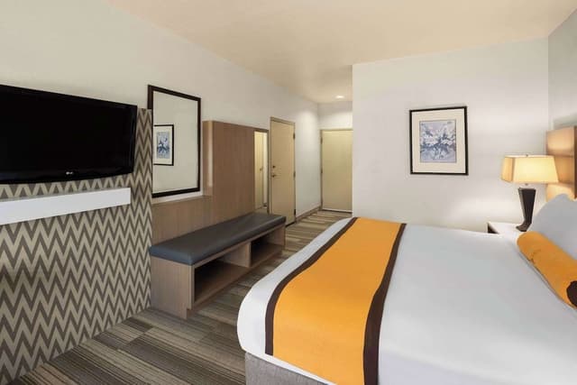 Deluxe Room, 1 King Bed, Accessible, Non Smoking (Mobility, Roll-In Shower)