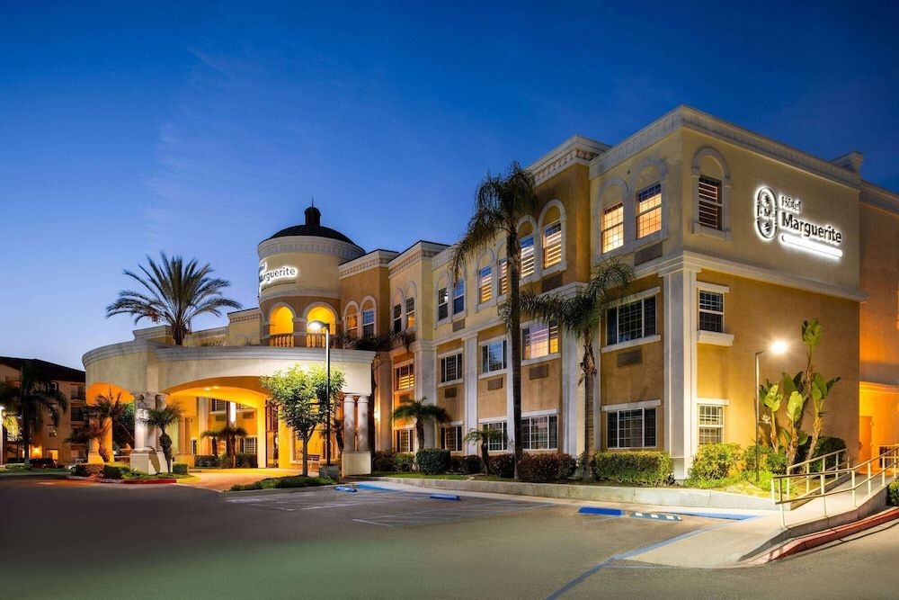 HOLIDAY INN EXPRESS & SUITES G1