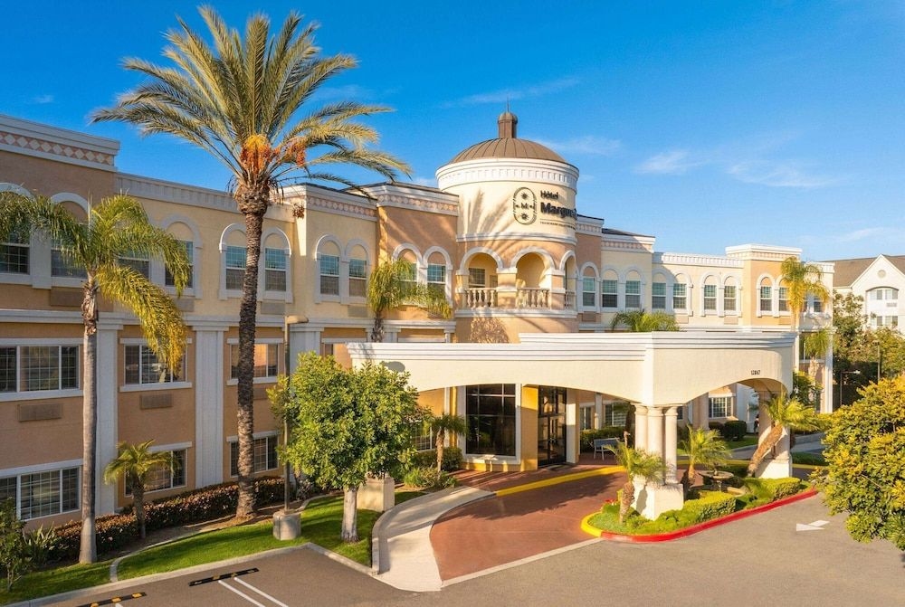 HOLIDAY INN EXPRESS & SUITES G2