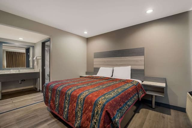 Standard Room, 1 King Bed, Smoking