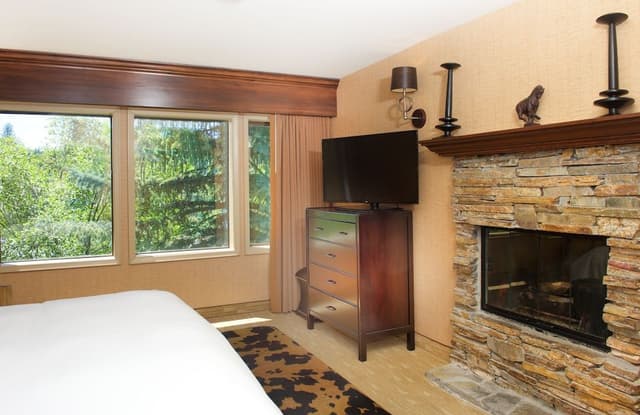 Suite, 1 King Bed, Balcony, Lakeside (Corner)