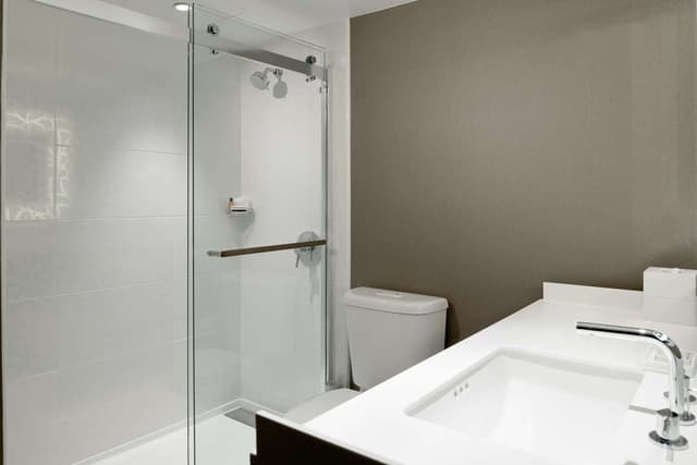 1 KNG BED 2 ROOM PREMIUM CORNER STE W/ CTY VW