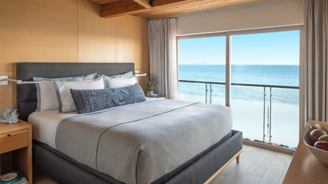 Junior Suite, 1 King Bed, Balcony, Oceanfront (Fireplace)