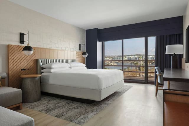 Club Room, 1 King Bed, Marina View