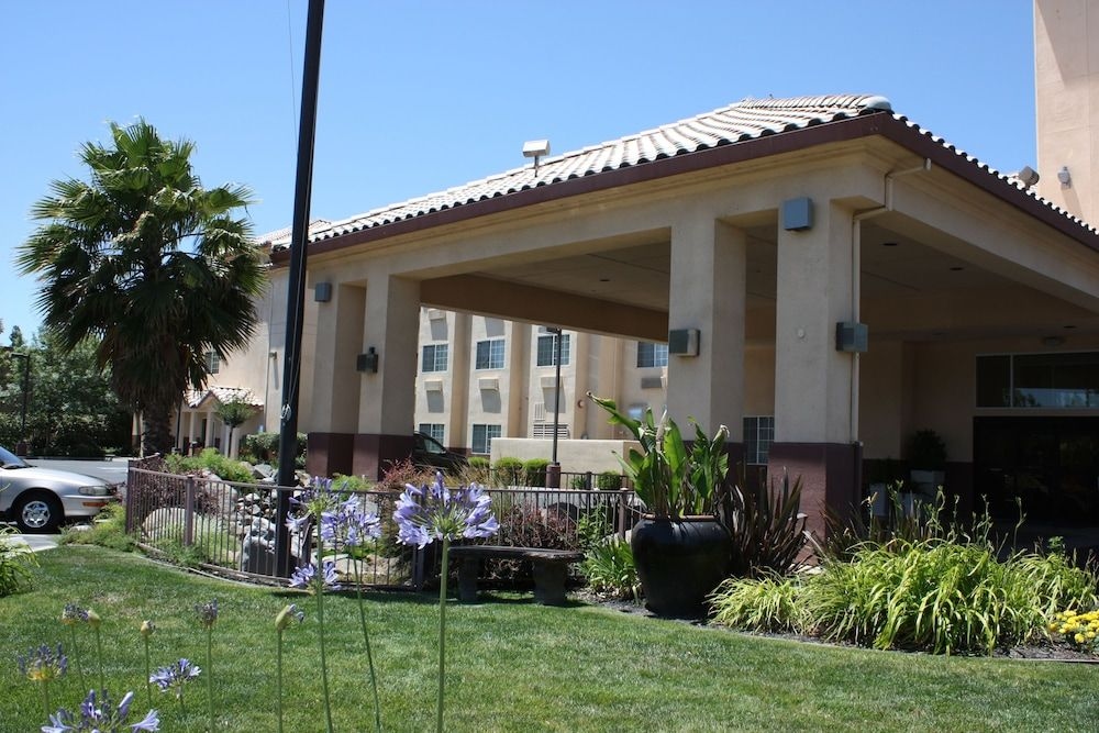 HOLIDAY INN EXPRESS MADERA-YOS1