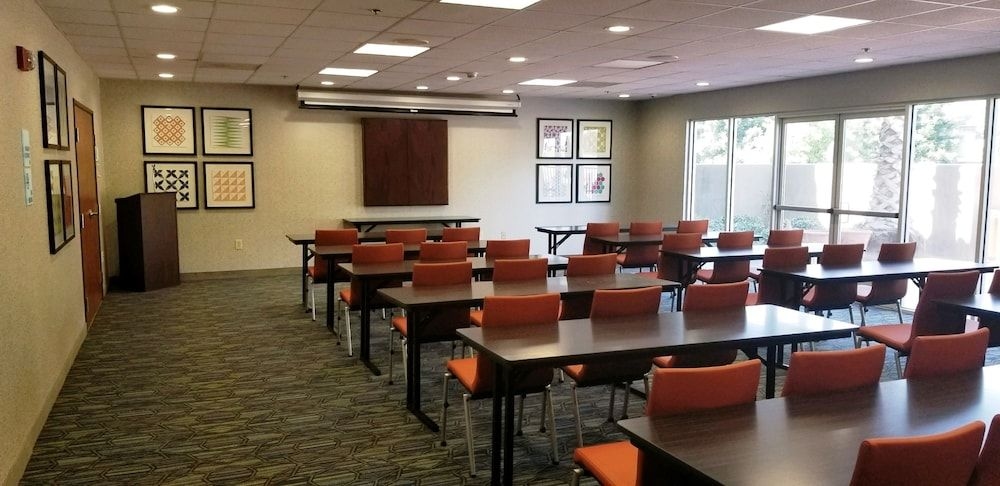 HOLIDAY INN EXPRESS MADERA-YOS2