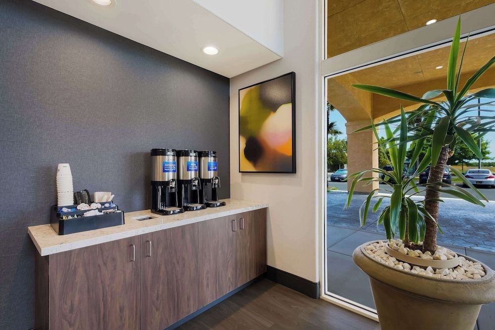 BEST WESTERN INN & SUITES LEMO4