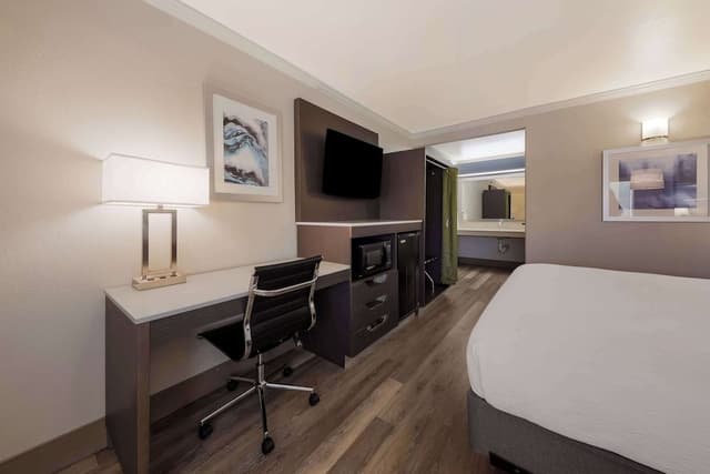 Standard Room, 1 King Bed, Accessible, Bathtub