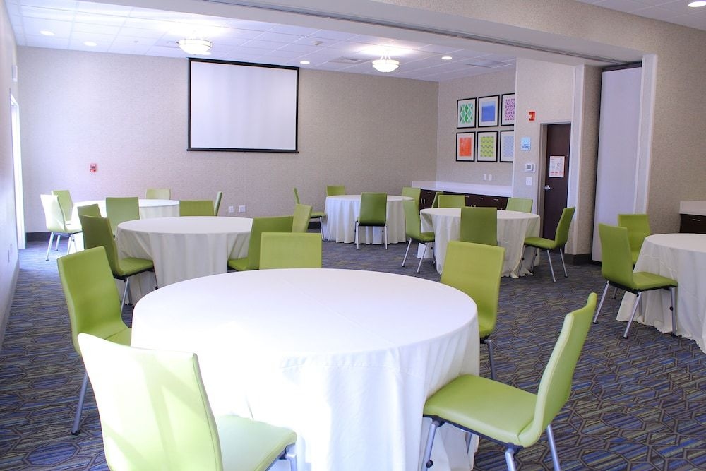 HOLIDAY INN EXPRESS & SUITES N4